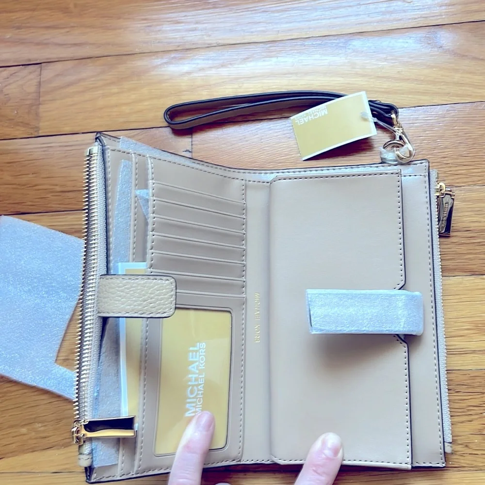 - Michael Kors Jet Set Double Zipper Wristlet. Color Camel . NWT